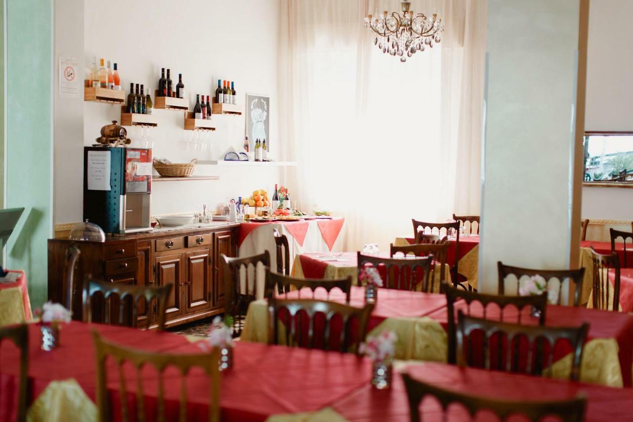 בלריה-איגאה מרינה Hotel Lauretta מראה חיצוני תמונה